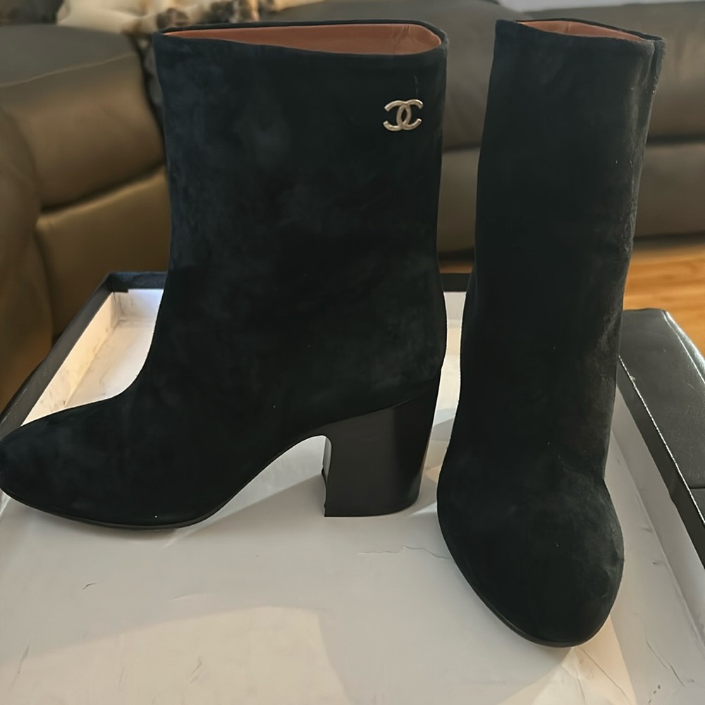 New Chanel short suede calfskin boots with Indiv.  boot bags.  Size 36